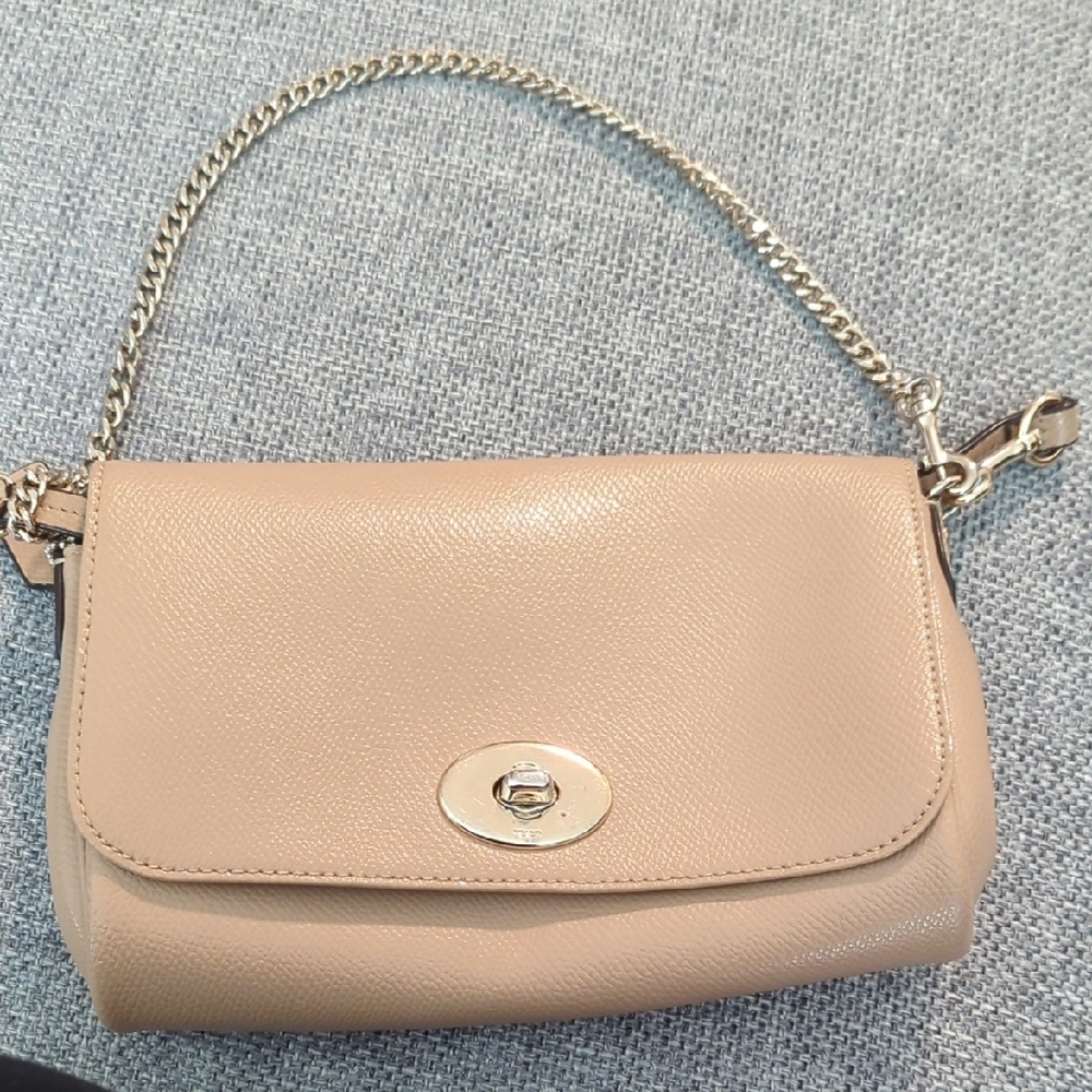 Chic Tan Leather Handbag with Gold Chain